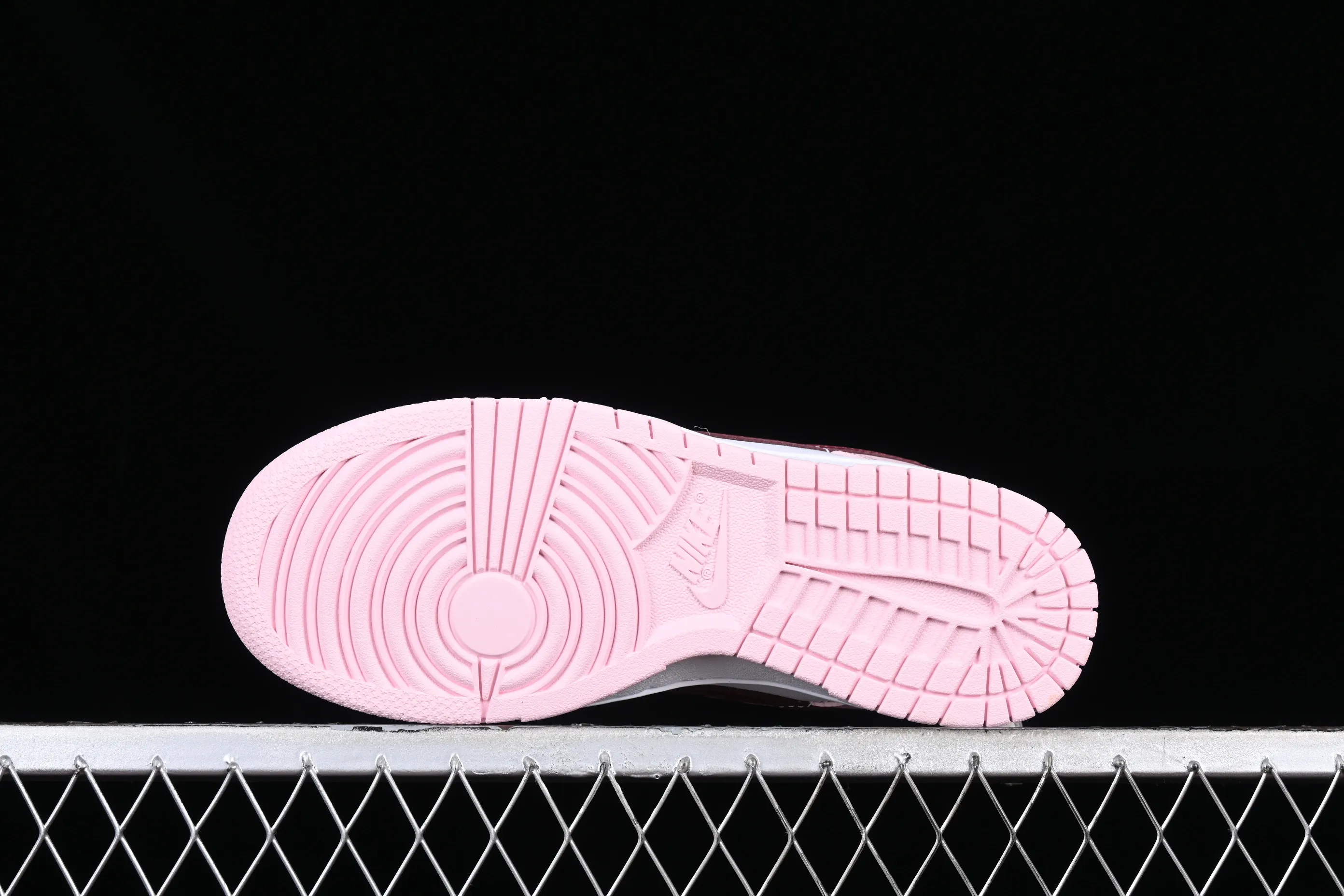 All Categories Nk SB Dunk Series Nk SB Dunk Low Low-top Sneakers Nk Dunk SB Low Sakura Pink Valentine's Day SB Low-top Casual Sneakers CW1590-601